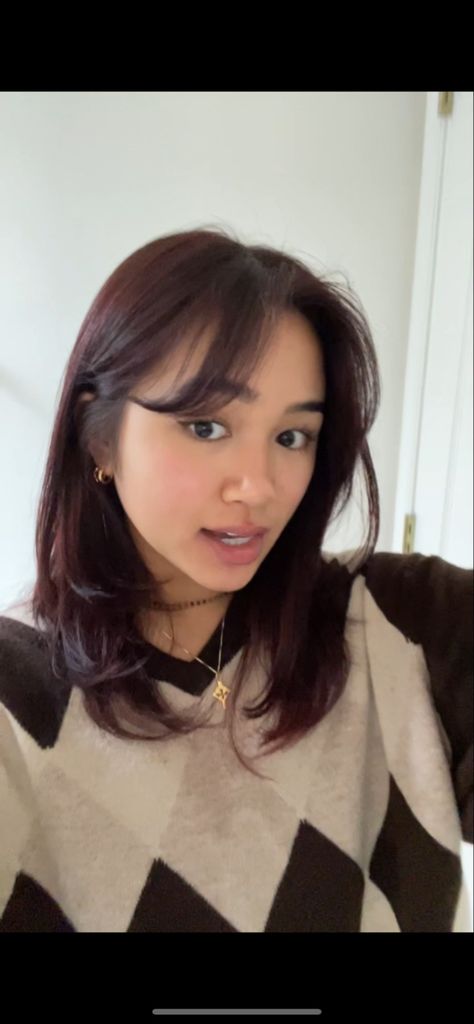 Red Hair Tint On Black Hair, Dark Auburn Shoulder Length Hair, Black Cherry Hair Color On Brown Skin, Black Cherry Hair On Black Women, Hair Color Ideas Round Face, Burgundy Brown Hair Short, Dark Cherry Brown Hair Short, Red Tint Black Hair, Maroon Tinted Hair