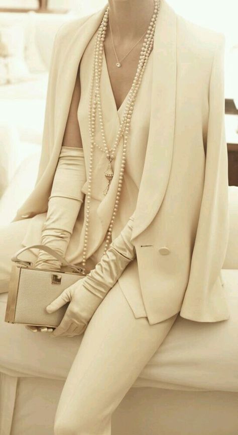 . Detail Couture, Wearing Pearls, Moda Vintage, Mega Man, Looks Chic, Mode Vintage, Mode Inspiration, Classy Dress, Coco Chanel