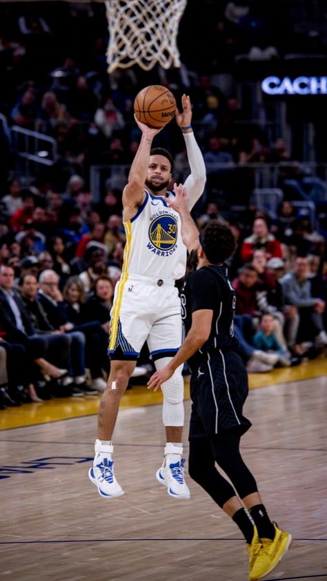 Stephen Curry Shooting Form, Steph Curry Shooting, Stephen Curry Shooting, Steph Curry 3, Stephen Curry Basketball, Curry Warriors, Hard Photo, Nba Stephen Curry, Curry Basketball