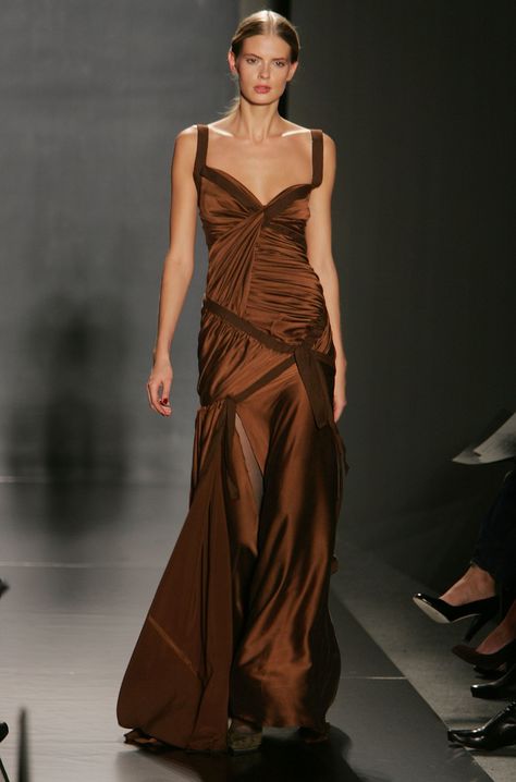 Donna Karan Fall 2005 - ELLE.com Donna Karan Dresses, Minimalism Clothes, Julia Stegner, Donna Karan Dress, Fashion Career, Fashion Highlights, International Fashion Designers, Runway Outfits, Career Fashion