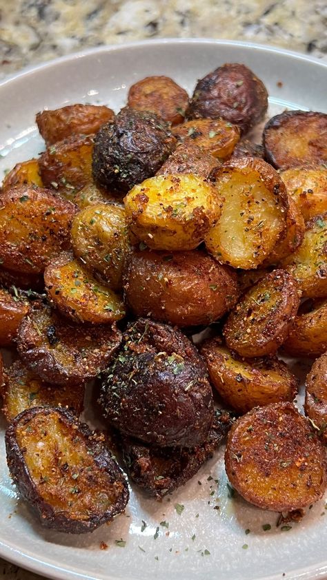 Roasted Potatoes Aesthetic, Potato Corner, Cooked Potatoes, Potato Foods, Crunchy Food, Crispy Roasted Potatoes, I Want Food, Roast Potatoes, Potato