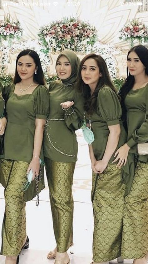 Bridesmaid Songket, Baju Bridesmaid Hijab, Eid Outfits Ideas, Cream Bridesmaids, Brokat Modern, Dress Brokat Modern, Kebaya Modern Dress, Bridesmaid Attire, Eid Outfits