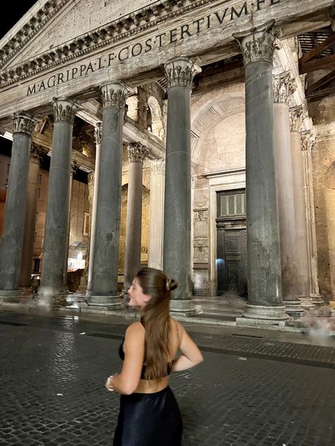 #pantheon #rome #romeitaly #italytrip #ootd #ootdfashion #pinterest #aesthetic Pantheon Photo Ideas, Pantheon Rome Aesthetic, Pantheon Rome Photo Ideas, Rome Poses, Roma Aesthetic, Rome Girl, Italia Aesthetic, Rome Pantheon, Rome Pictures