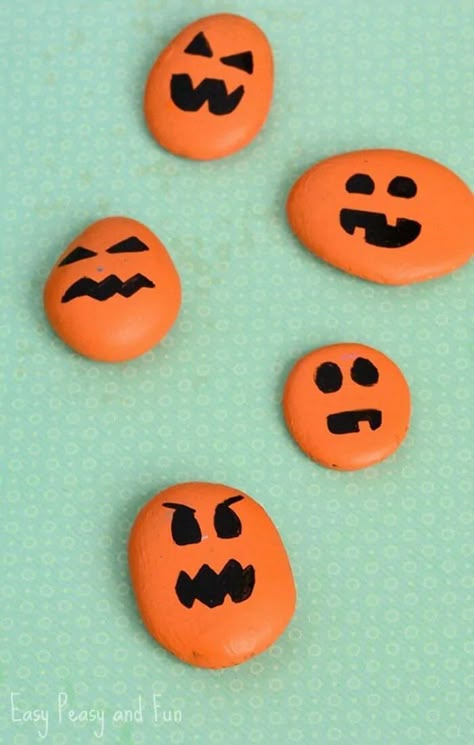 School Halloween, Creepy Halloween Decorations, Halloween Rocks, Painted Pumpkin, Adornos Halloween, Easy Halloween Crafts, Halloween Craft, Halloween Crafts For Kids, Theme Halloween