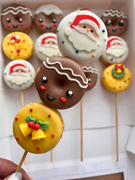 Mini Donuts On A Stick, Mini Donuts Christmas, Decorate Donuts Ideas, Holiday Donut Ideas, Christmas Donut Decorating Ideas, Christmas Mini Donut Ideas, Christmas Donuts Ideas, Mini Doughnut Ideas, Mini Donuts Decoration