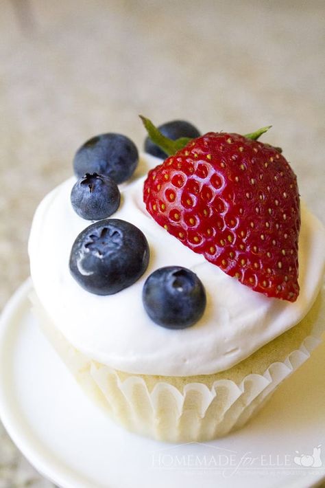 Chantilly Cupcakes, Homemade Mascarpone, Chantilly Cake Recipe, Berry Chantilly Cake, Chantilly Cake, Cupcakes Homemade, Special Cakes, Mascarpone Cheese, Whipped Topping