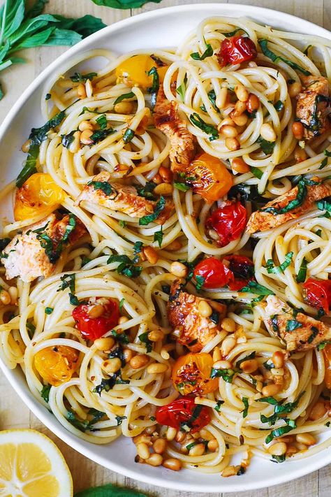 pasta with roasted cherry tomatoes and chicken Tomato Basil Linguine, Bacon Cherry Tomato Pasta, Chicken And Roasted Tomato Recipes, Baked Cherry Tomato Pasta, Roasted Cherry Tomatoes Pasta, Roasted Tomato Chicken, Roasted Tomato Recipes, Roasted Grape Tomatoes, Ricotta Stuffed Chicken