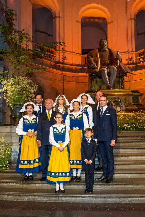 Swedish Dress, Sofia Princess, Victoria Prince, Royal Family Pictures, Royal Portraits, Swedish Royalty, Prince Carl Philip, Princess Victoria Of Sweden, Prince Daniel