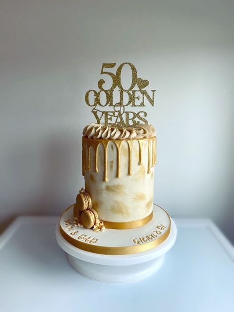 Gold Wedding Anniversary Cake, 50th Golden Birthday, Gold Anniversary Cake, Golden Birthday Cake Ideas, Golden Anniversary Cake, 40th Birthday Party Themes, Golden Wedding Cake, Golden Wedding Anniversary Cake, Jubilee Cake