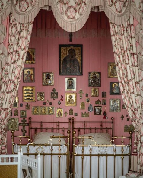 Russian Orthodox Aesthetic, Austere Aesthetic, Free Spirit Art, Russian Interiors, Eastern Orthodox Church, Catholic Decor, Pink Bedrooms, Bedroom Idea, Home Altar