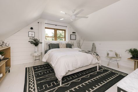 Bedroom Ideas Aesthetic Modern, Attic Bedroom Ideas Aesthetic, Slanted Wall Bedroom, Attic Guest Room, Slanted Ceiling Bedroom, Sloped Ceiling Bedroom, West Elm Living Room, Attic Bedroom Ideas, Attic Room Ideas