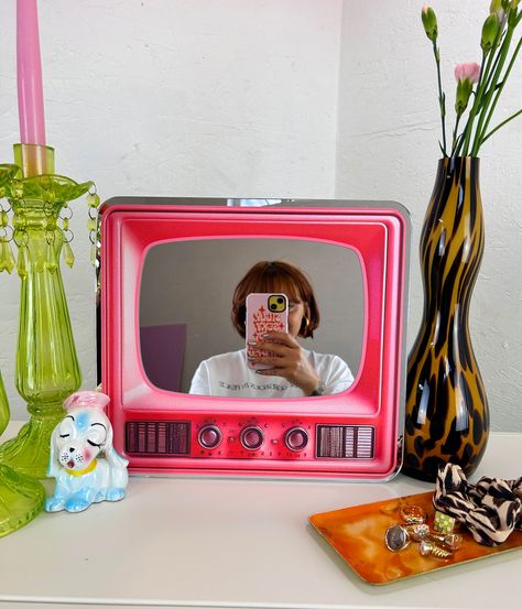 Kitsch Design, 1950s Home, Vinyl Acrylic, Retro Mirror, Big Mirror, Mirror House, Vintage Tv, Command Strips, Acrylic Mirror