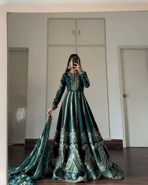 heavy indian ethnic gown Long Maxi Dress Wedding, Long Dress Pakistani Style, Desi Maxi Dress, Desi Formal Dresses, Desi Gown Dresses, Anarkali Dress Aesthetic, Trendy Party Wear Dresses For Women, Indian Designer Anarkali Dresses, Gowns Dresses Elegant Indian