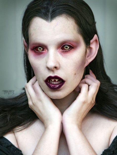 23 Vampire Makeup Ideas for Halloween 2023 - Top Beauty Magazines Haunt Makeup, Vampire Makeup Looks, Demon Makeup, Scary Vampire, Monster Makeup, Vampire Look, Vampire Makeup, Female Vampire, Witch Makeup