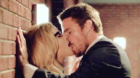 Oliver and Felicity kiss arrow 06x04 #Olicity Oliver And Felicity Kiss, Oliver Queen Arrow, Oliver Queen Felicity Smoak, Arrow Oliver And Felicity, Arrow Cast, Arrow Tv Series, Stephen Amell Arrow, Oliver And Felicity, Team Arrow