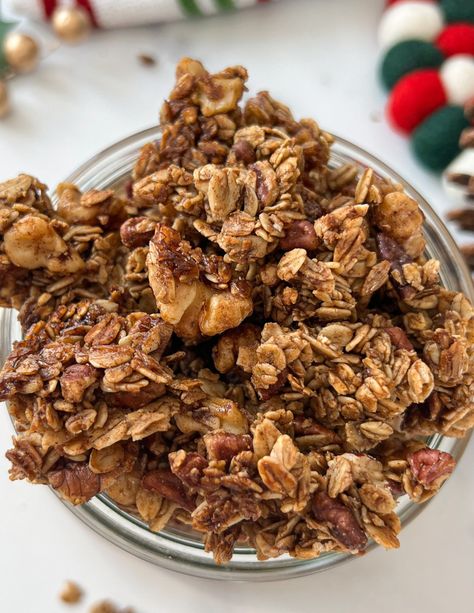 Granola Ideas, Gingerbread Granola Recipe, Savory Granola, Gingerbread Granola, Homemade Cereal, Vegan Gingerbread, Granola Recipe Homemade, Meal Inspiration, Farmers Market Recipes