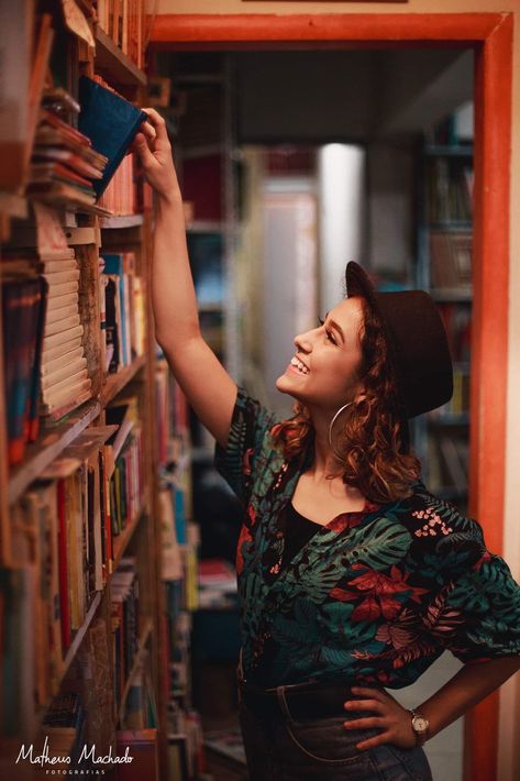 March Photoshoot, Library Shoot, Library Photography, Library Photo Shoot, Girls To Draw, Hipster Girl, Writing A Novel, Social Branding, Hipster Girls