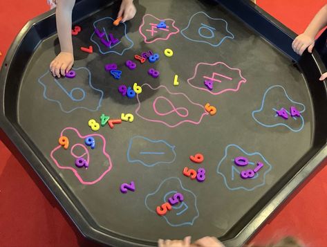 London Tuff Tray Ideas, Messy Play Tuff Tray Ideas Eyfs, Number Recognition Tuff Tray, Number Tuff Tray Eyfs, Numeracy Tuff Tray Ideas, Maths Tuff Trays, Maths Tuff Tray Eyfs, Number Tuff Tray Ideas, Tuff Tray Maths