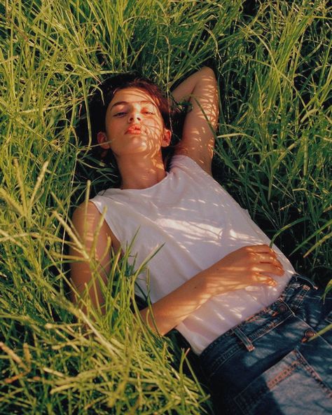 Sullivan Meadows, Nature Shoot, Denim Photoshoot, Diana Silvers, Youth Photos, Fashion Layout, Photographie Portrait Inspiration, Grass Field, Iphone Pictures