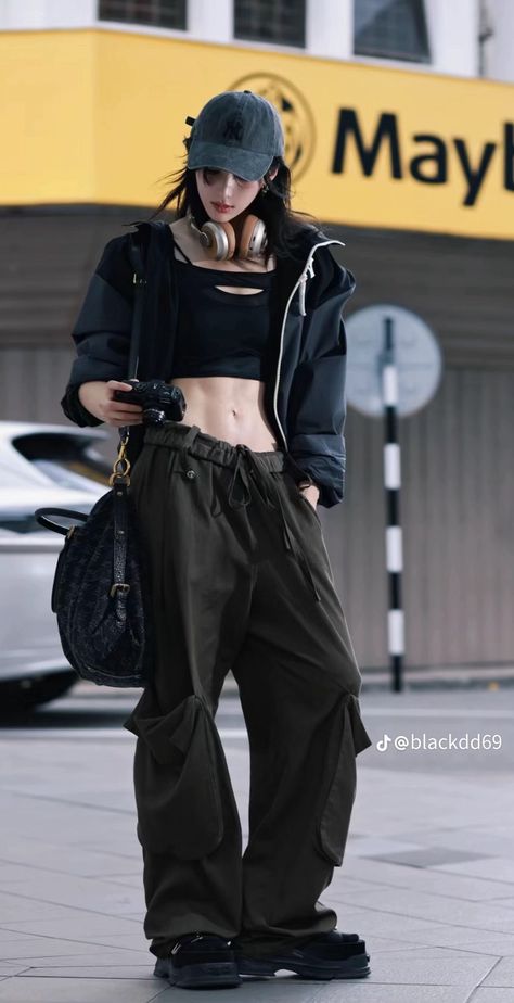 V Line Women Body, Airport Outfit Asian, Douyin Tomboy Outfits, Muscular Tomboy, Asian Tomboy Fashion, Woman Full Body Reference, Japanese Woman Aesthetic, Woman Reference Pose, Fem Masculine Outfits