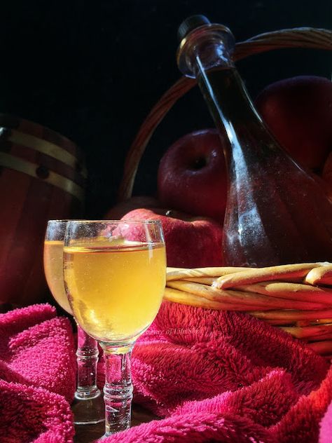 Banana Wine, Apple Wine, Sense Of Taste, Wine Recipe, Fruit Wine, Homemade Wine, Food Homemade, Christmas Fruit, Spicy Snacks