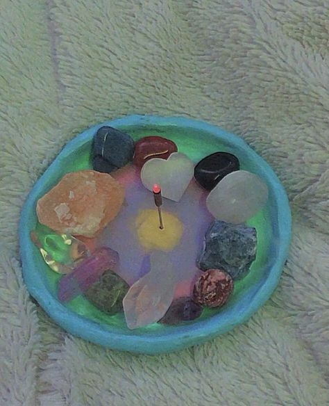 Crystal Tray Clay, Air Dry Clay With Crystals, Clay Crystal Holder, Diy Clay Tray, Clay Tray Ideas, Tray For Crystals, Air Dry Clay Tray, Diy Incense Holder, Clay Tray