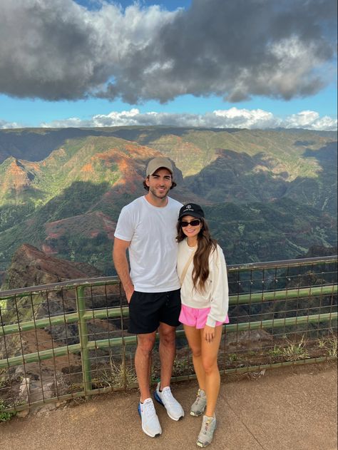 Couple Hiking Pictures, Hawaii Hiking Outfit, Cute Hiking Pictures, Athleisure Outfits For Work, Hiking Outfit Ideas, Athleisure Outfits Winter, Hawaii Hiking, Athleisure Outfits Spring, Summer Athleisure