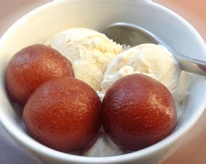 Gulab Jamun and vanilla ice cream Indian Fast Food, Gulab Jamun Recipe, Jamun Recipe, Gulab Jamun, Tastemade Recipes, Delicacy Food, Wine Desserts, Indian Sweets, Healthy Sweets Recipes