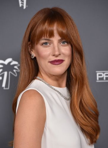 Daisy Jones Red Hair, Riley Keough Hair Red, Riley Keough Hair Bangs, Daisy Jones Hair Color, Riley Keough Bangs, Riley Keough Red Hair, Long Auburn Hair With Bangs, Copper Hair With Fringe, Copper Hair Bangs