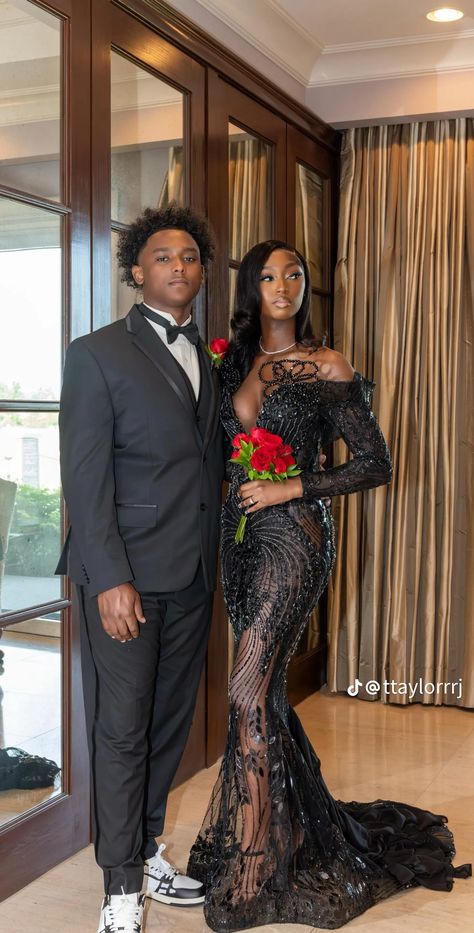 Prom Silver Dress Couple, Black Prom Outfits For Couples, Prom Color Ideas For Couples, Couples At Prom, Prom Black Couples, Prom Outfits For Couples, Couple Prom, Prom Goals, Prom Picture Poses