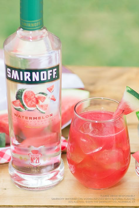 Smirnoff Watermelon, Watermelon Smash, Vodka Mixed Drinks, Vodka Drinks, Watermelon Recipes, Watermelon Juice, Alcohol Drink Recipes, Alcohol Recipes, Adult Drinks