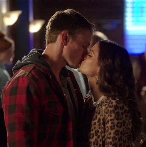 Hart Of Dixie Wade, Movies Couples, Wade Kinsella, Zoe And Wade, Zoe Hart, Wilson Bethel, Islands In The Stream, Movie Kisses, Cutest Couples