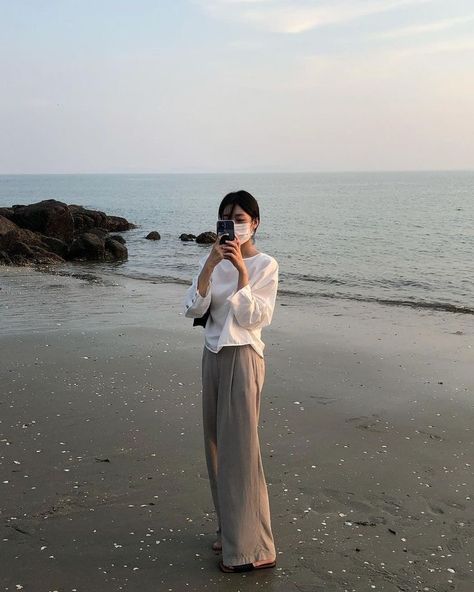 Outfit Pantai Korea, Beach Hijab Outfit Ideas, Korean Photoshoot, Artsy Photography, Beach Fits, Korean Casual Outfits, Stylish Photo Pose, Modest Fashion Outfits, Lookbook Outfits