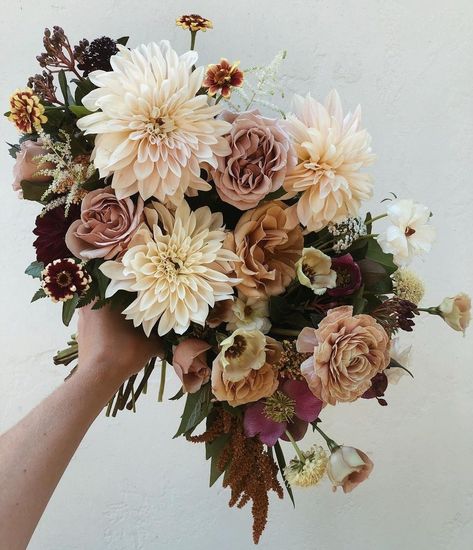 Top Wedding Colors, Popular Wedding Colors, Round Bouquet, Wedding Color Trends, Trendy Bride, Wedding Bouquets Bride, Unique Bouquet, Spring Wedding Colors, Floral Studio