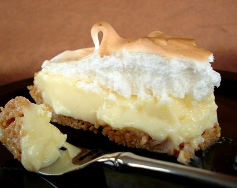 A great choice when not everyone cares for the more traditional banana or coconut cream pies. Vanilla Pudding Pie, Vanilla Cream Pie, Pudding Pie Recipes, Sugar Cream Pie, Banana Cream Pudding, Pudding Pie, Best Banana Pudding, Pudding Pies, Chocolate Cream Pie