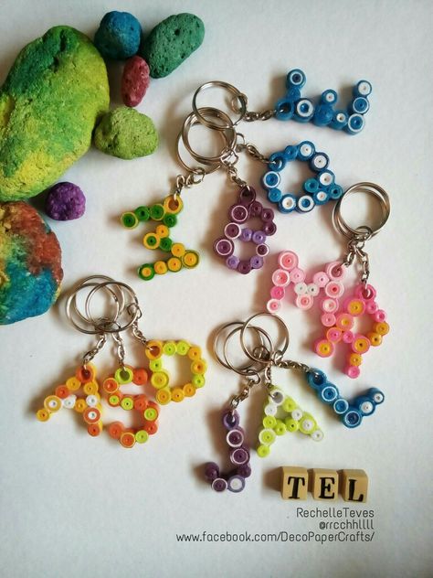 Quilling letter Keychain Follow me on Instagram @rrcchhllll Quiling Paper Keychains, Quilling Ideas Jewelry, Diy Letter Keychain, Paper Quilling Keychain, Quilling Keychain Ideas, Quilled Keychains, Quilling Keychains, Paper Keychain, Quilling Rakhi