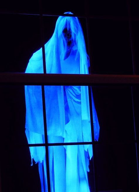 Eerie Glowing Ghost Halloween Décor | DIY Halloween Window Decoration Ideas Diy Halloween Window Decorations, Diy Halloween Window, Scary Halloween Decorations Diy, Halloween Window Decorations, Window Decorations, Halloween Window, Spooky Halloween Decorations, Scary Halloween Decorations, Creepy Halloween