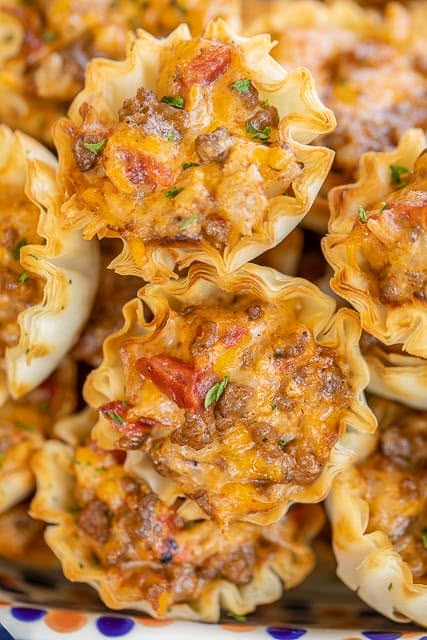 Taco Ranch Bites - seriously delicious!! Only 6 ingredients! Ground beef, taco seasoning, diced tomatoes and green chiles, cheddar cheese, ranch dressing and phyllo tart shells. Can make ahead and refrigerate or freeze for later. I always have a batch in the freezer for a quick snack! Great for tailgating and parties! I never come home with leftovers. Everyone LOVES these cheesy taco bites. Taco Ranch Bites, Phyllo Tart, Taco Beef, Beef Taco Seasoning, Ground Beef Taco Seasoning, Taco Bites, Ground Beef Taco, Beef Taco, Chicken Appetizers