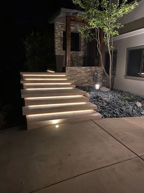 Staircase Garden, Garden Toilet, Outside Steps, Outside Stairs, Landscape Lighting Design, Patio Steps, Outdoor Stair Lighting, Green Facade, Modern Backyard Landscaping