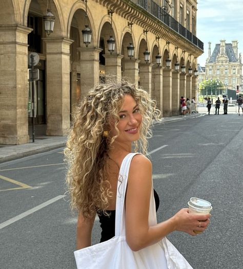 Blonde Curly Hair Natural, Curly Hair Natural, Fake Life, Blonde Curly Hair, Fancy Cars, Hair Natural, Curly Hair, Hair Cuts, Blonde