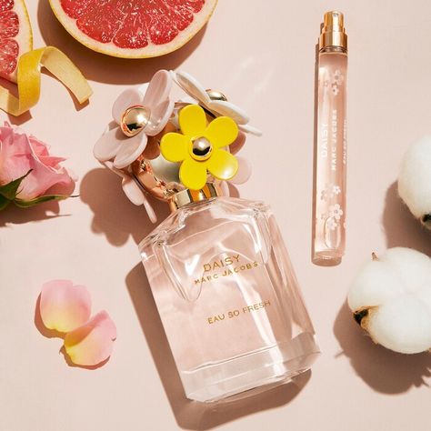 Daisy Eau so Fresh Eau de Toilette - Marc Jacobs Fragrances | Sephora Wedding Ideas Bridesmaids, Cute Bridesmaids Gifts, Daisy Perfume, Daisy Eau So Fresh, Bridesmaid Gifts Unique, Girly Lifestyle, Discount Design, Popular Perfumes, Diy Perfume