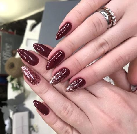 Mehroon Nail Extensions, Almond Nails Maroon, Maroon Gold Nails, Nail Art Maroon Elegant, Nailart Merah Maroon, Nail Art Maroon Simple, Nail Art Merah Maroon, Maroon Nail Ideas, Nail Art Maroon