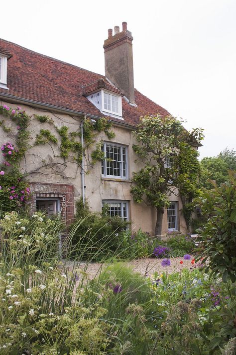 Charleston House, Sussex home of Vanessa Bell and Duncan Grant. | Photo by anne kruit. Bloomsbury Style, John Maynard Keynes, Duncan Grant, Charleston House, Vanessa Bell, Bloomsbury Group, Charleston Homes, Up House, Virginia Woolf