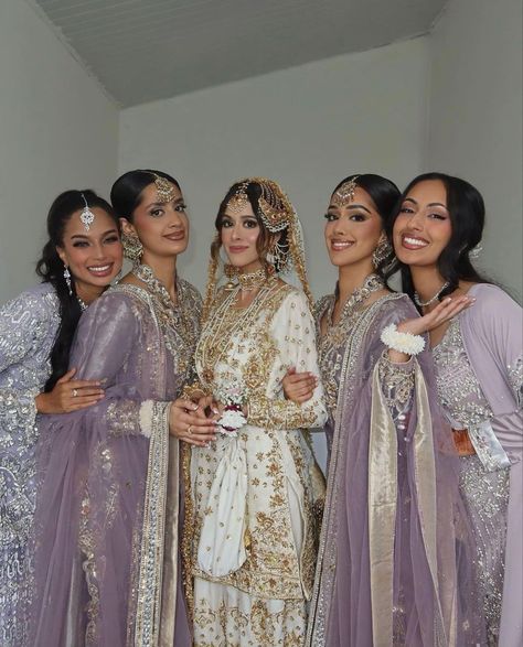 Desi Bridesmaids Outfits, Mehndi Hairstyle, Asian Bridesmaid Dresses, Asian Wedding Themes, Desi Bridesmaids, Lilac Theme, Pakistani Bridesmaids, Beauty Transformation, Nikah Outfit