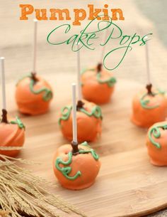 Pumpkin Cake Pops that would look cute scattered across the Thanksgiving table. Pumpkin Patch Cake, Pumpkin Cake Pops, Baking Lessons, Cake Ball, Halloween Cake Pops, Thanksgiving Cakes, Thanksgiving Treats, Fall Cakes, Oreo Dessert