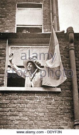 Christabel Pankhurst waving to the hunger strikers from a house overlooking Holloway Prison, 1909. - Stock Photo Christabel Pankhurst, Holloway Prison, Suffragette Movement, London School Of Economics, Old London, British History, The Hunger, Inspirational People, Women In History