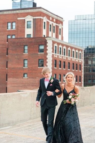 Downtown Prom Photoshoot, Prom Pictures Black, Prom Poses For Couples, Couple Prom Pictures, Formal Pics, Formal Poses, Prom Photography Poses, Couple Prom, Homecoming Poses