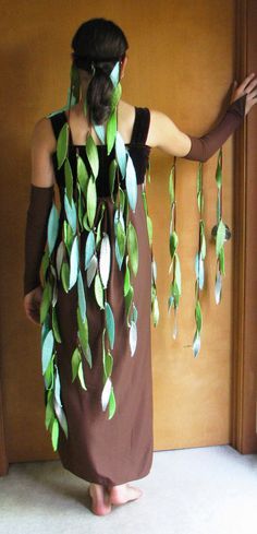 Love the strands of leaves hanging from the gloves. Halloween Tree Costume, Wild Costume Ideas, Willow Tree Costume, Halloween Costumes Nature, Mother Nature Diy Costume, Leaf Skirt Diy, Tree Costume Woman, Giving Tree Costume, Jungle Outfit Costumes