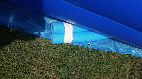 pool noodle hack to level pool, outdoor living, pool designs, repurposing upcycling Pool Outdoor Living, Easy Set Pools, Window Boxes Diy, Blow Up Pool, Living Pool, Pool Hacks, Garden Globes, Intex Pool, Stock Tank Pool