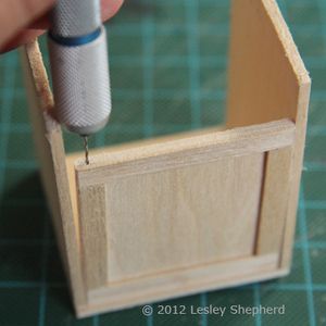 Dollhouse Cabinet Diy, Dollhouse Kitchen Cabinets, Mini Scenes, Dollhouse Furniture Tutorials, Dollhouse Cabinet, Miniature Building, Room Box Miniatures, Dollhouse Tutorials, Dollhouse Miniature Tutorials